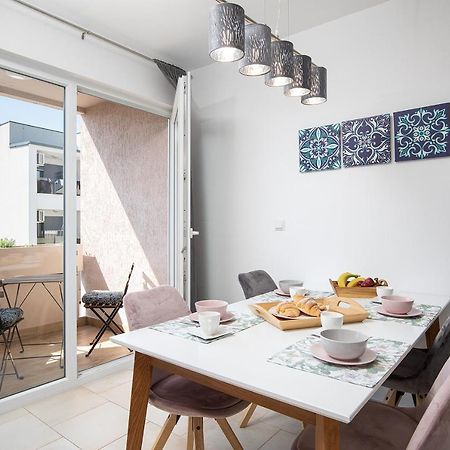 Stylish City Stay With Balcony & Free Parking Pola Esterno foto