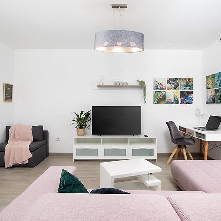 Stylish City Stay With Balcony & Free Parking Pola Esterno foto