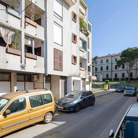 Stylish City Stay With Balcony & Free Parking Pola Esterno foto