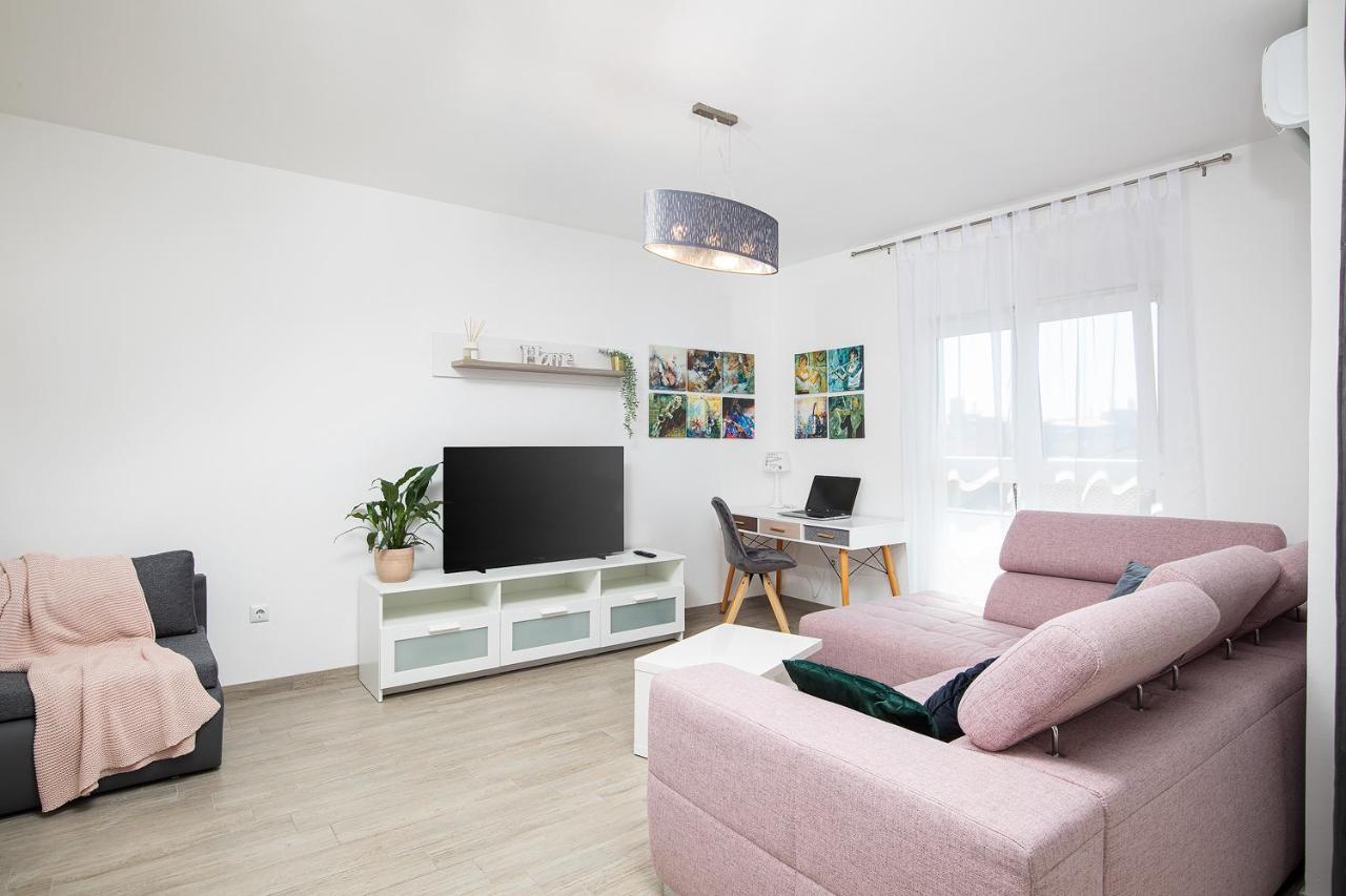 Stylish City Stay With Balcony & Free Parking Pola Esterno foto
