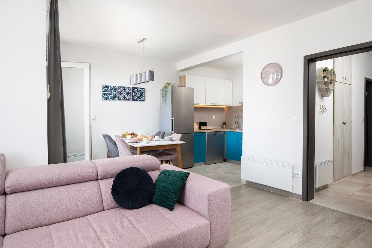 Stylish City Stay With Balcony & Free Parking Pola Esterno foto