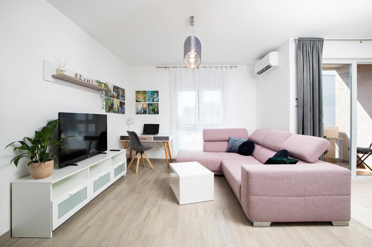 Stylish City Stay With Balcony & Free Parking Pola Esterno foto