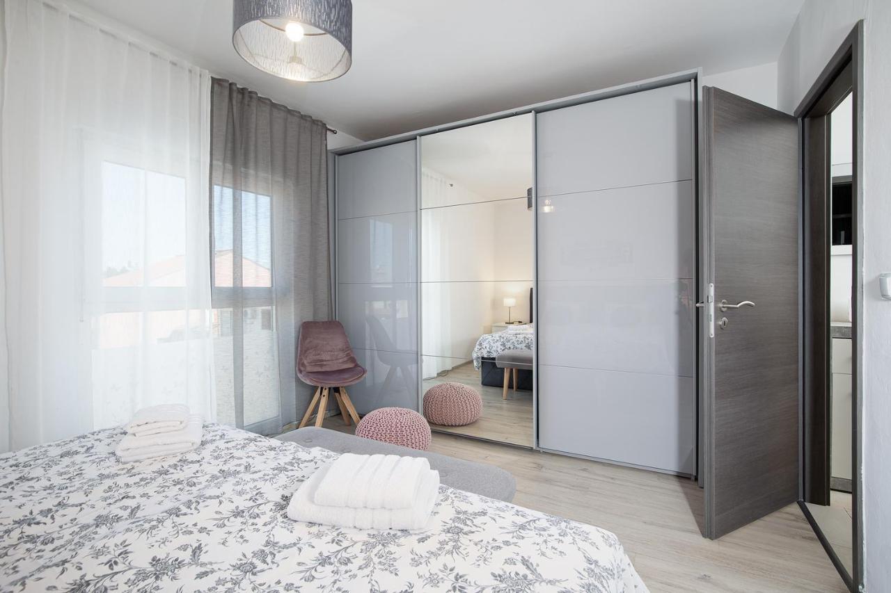 Stylish City Stay With Balcony & Free Parking Pola Esterno foto