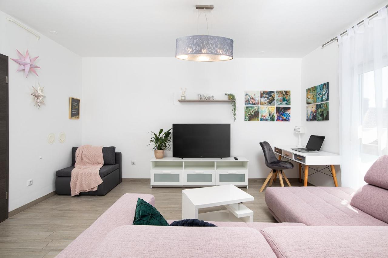 Stylish City Stay With Balcony & Free Parking Pola Esterno foto