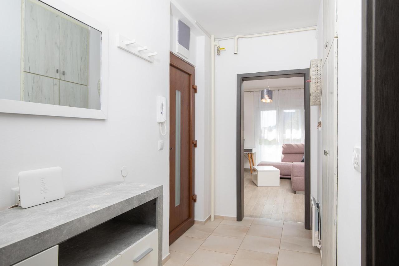 Stylish City Stay With Balcony & Free Parking Pola Esterno foto