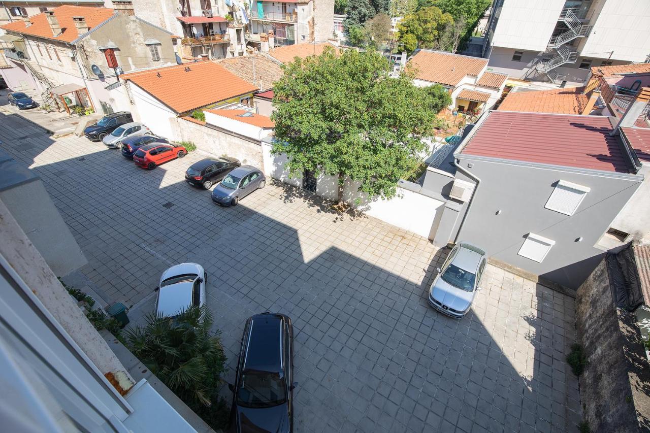 Stylish City Stay With Balcony & Free Parking Pola Esterno foto