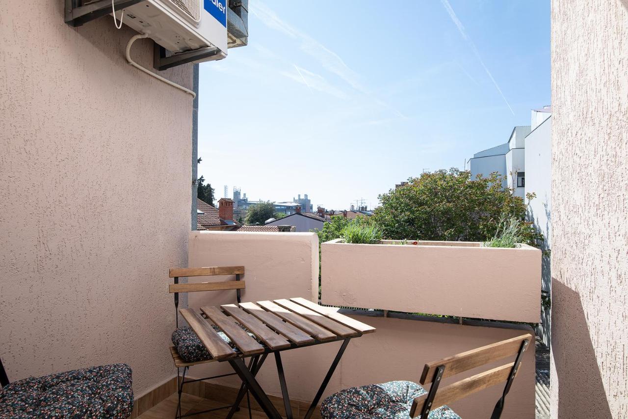 Stylish City Stay With Balcony & Free Parking Pola Esterno foto