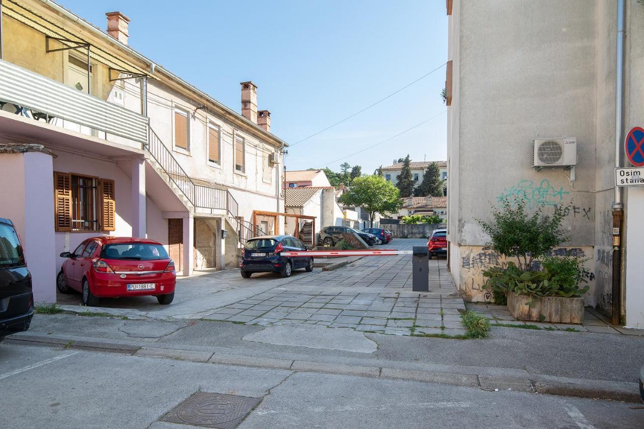 Stylish City Stay With Balcony & Free Parking Pola Esterno foto